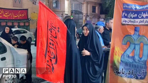 تجمع مردمی شهرستان نجف‌آباد همراه با عزاداری ایام محرم
