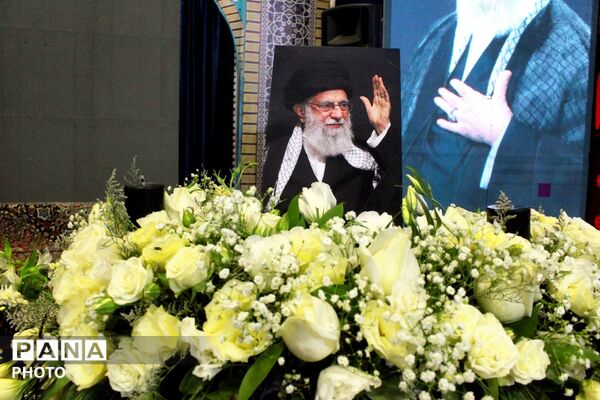 بزرگداشت و ادای احترام مدیران و کارکنان دولت در استان کرمان به رهبر شهید ایران