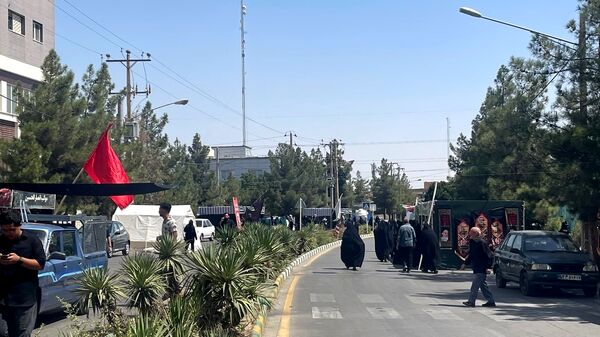بازآفرینی مسیر عشق؛ جاماندگان اربعین در شبیه‌سازی مواکب نجف تا کربلا گردهم آمدند‌.