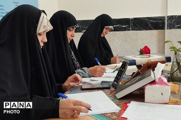 قرآن ، عترت و نماز ؛ سه نشانه برای راهیابی به روشنایی
