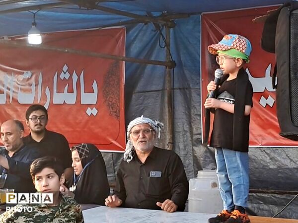 چشم‌های گریان نوجوانان در سوگ پدر امت