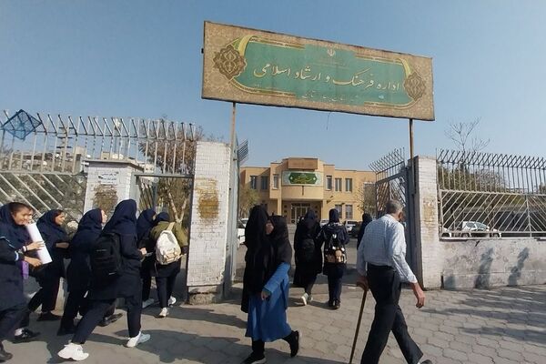 بازدید دانش‌آموزان از کتابخانه فرهنگسرای قلم در بهارستان‌دو
