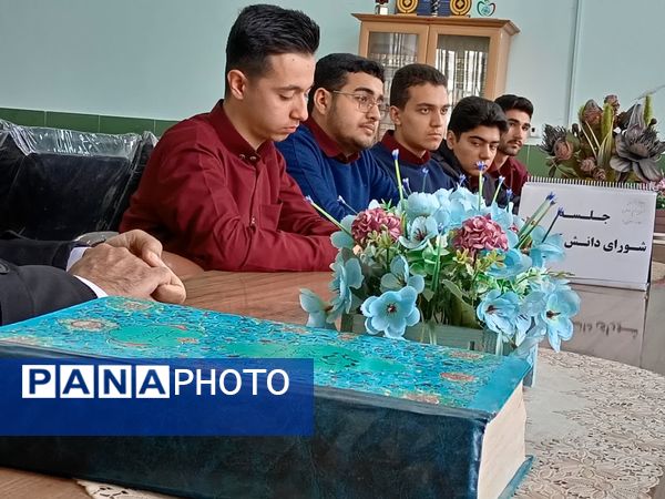 جلسه هم‌اندیشی اعضای شورای دانش‌آموزی دبیرستان نمونه آیت‌الله خامنه‌ای 