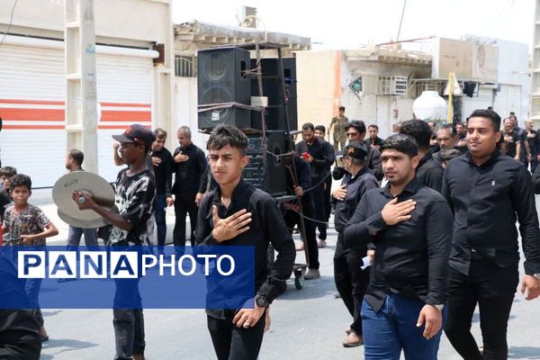 دسته‌روی عزاداران شهرستان بندرخمیر در آیین تاسوعای حسینی