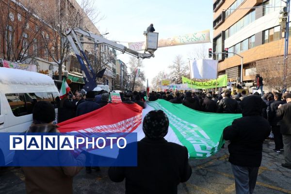 حضور گسترده کودکان و نوجوانان ارومیه‌ای در راهپیمایی ۲۲ بهمن