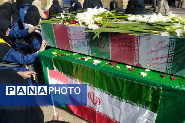 مزین شدن مدرسه حاج آقا توکلی به رایحه شهید گمنام 