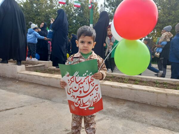 جلوه‌ای از همراهی اقشار مختلف مردم در راهپیمایی سالروز انقلاب بختگان