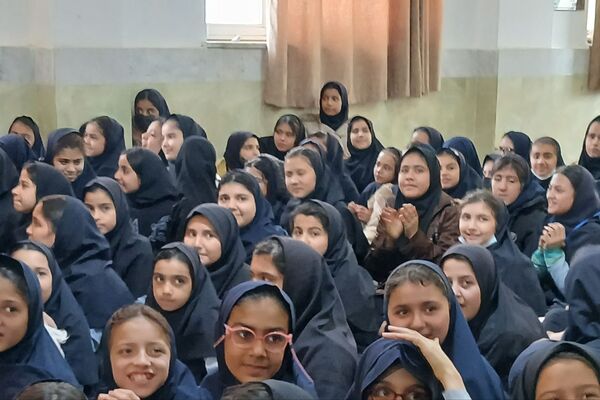 دهه فجر با رنگ شادی در دبستان سیاح‌مقدم رباط‌کریم