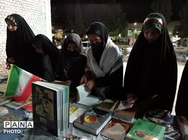 برپایی غرفه کتابخوانی در شهرستان خلیل آباد