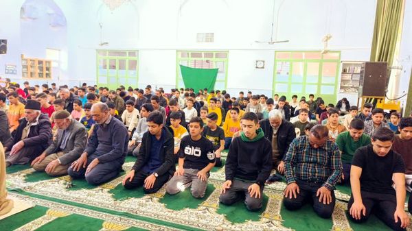  اقامه نماز جماعت و بازدید صمیمی از اعتکاف پسران در خلیل آباد