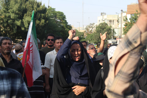 جلوه‌های حماسی از حضور نوجوانان قمی در مراسم تشییع شهدا 