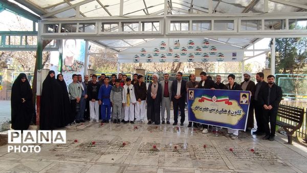 گلباران مزار شهدا به‌مناسبت آغاز هفته کانون‌های فرهنگی و تربیتی در قم