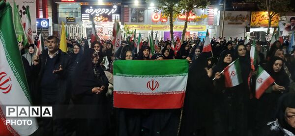 حضور پررنگ مردمان هشتگرد در راهپیمایی هرشب 