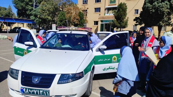 تبریک به پدران شاغل نیروی انتظامی توسط دانش‌آموزان مدرسه شاهد خیر سجادی
