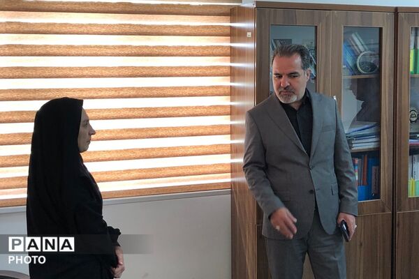 بازدید و عرض تبریک مدیر آموزش و پرورش ناحیه دو شهرری از کارکنان اداری
