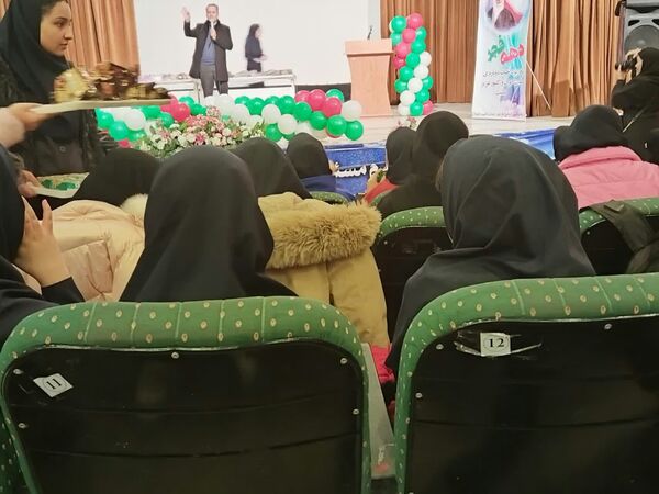 تجلیل از دانش‌آموزان برتر دبیرستان میردادماد
