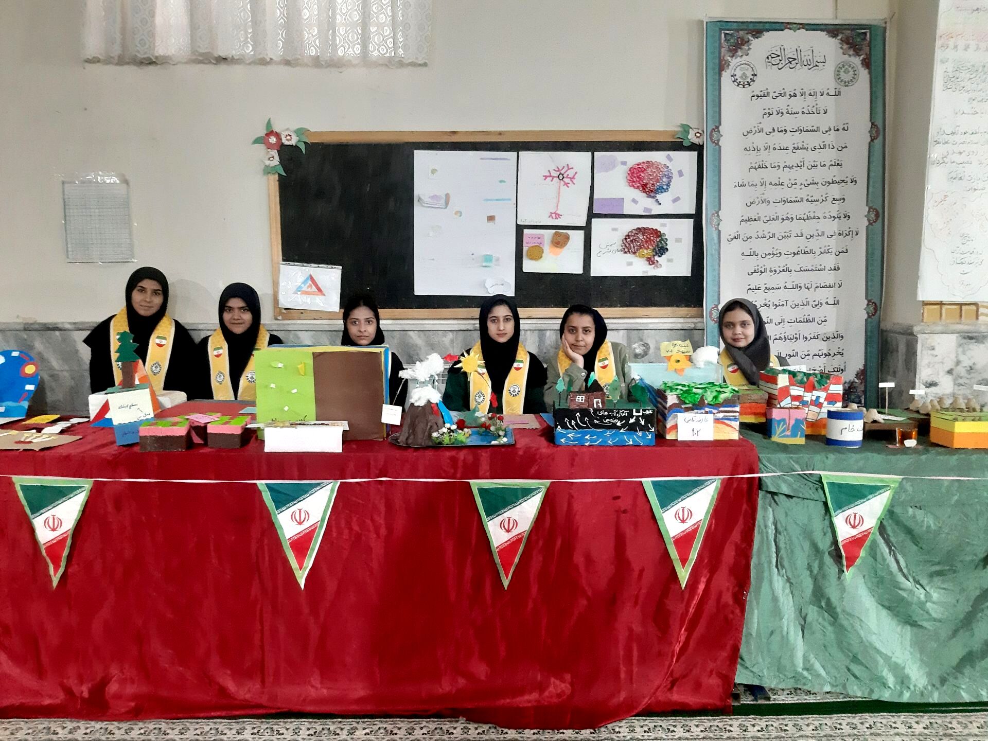 نمایشگاه دست سازه های دانش آموزان دبیرستان بهار آزادی