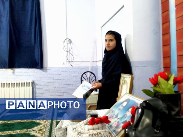 خوانش زندگی نامه شهدا در دبیرستان فاطمیه
