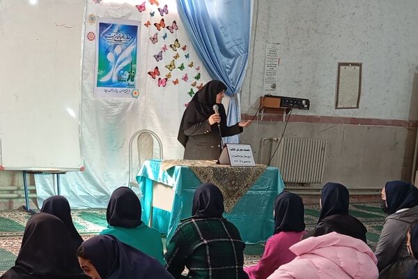نشست کتابخوان مدرسه‌ای در دبیرستان دخترانه جوادالائمه بهارستان‌دو