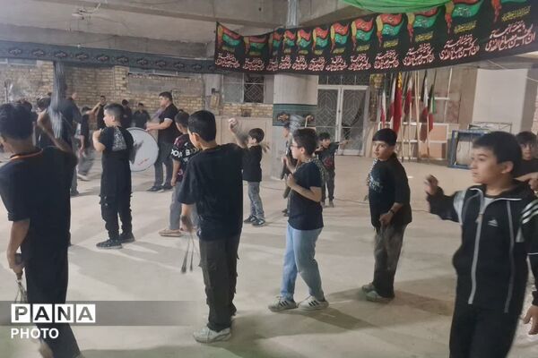 آیین زنجیرزنی نوجوانان شیرازی در عزای سیدالشهدا(ع)