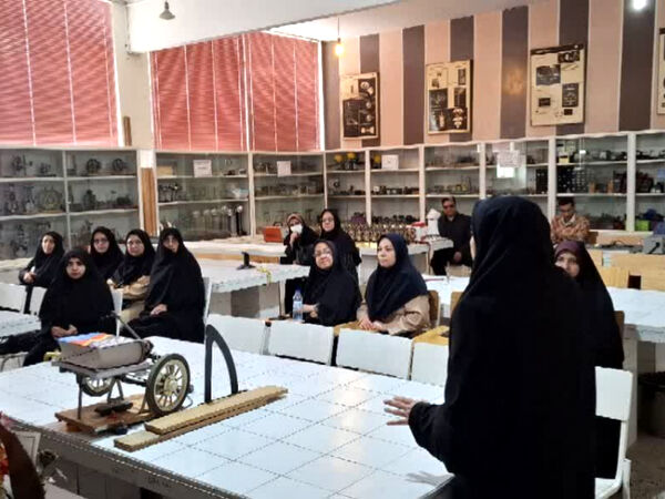 بازدید از پژوهش سرا و آزمایشگاه مرکزی رازی ناحیه ۲ در هفته مشاغل 