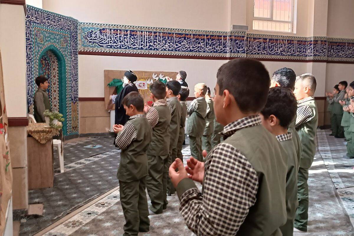 اقامه نماز جماعت و محافل انس با قرآن در مدارس فیروزکوه