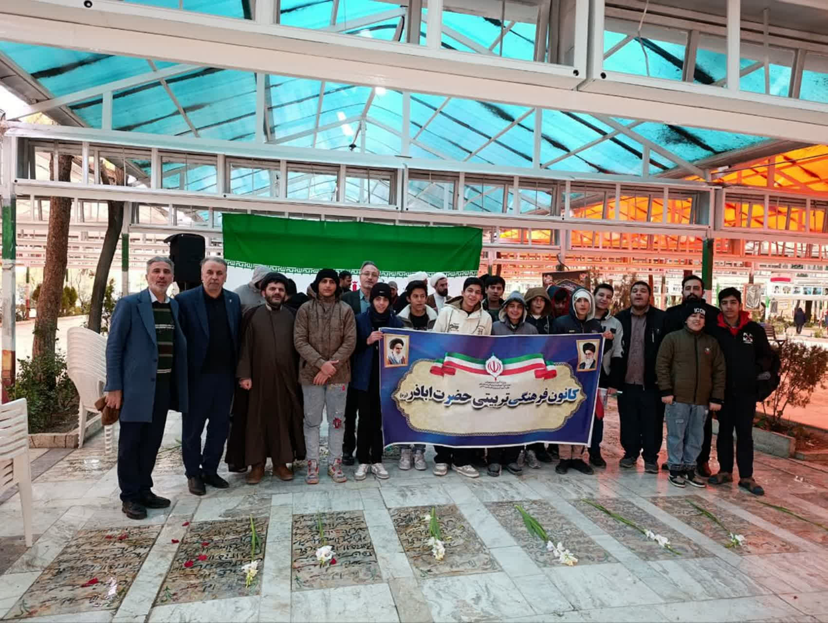 مزار شهدای گروه سرود دانش‌آموزی بمباران هوایی قم گلباران شد