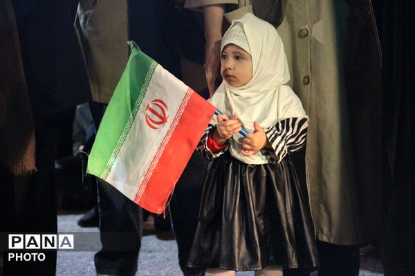 خیابان‌ها بیدارند، ملت در کنار وطن