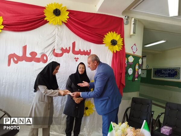 تجلیل از معلمان و اعضای انجمن اولیا و مربیان در مدرسه حضرت رقیه(س)