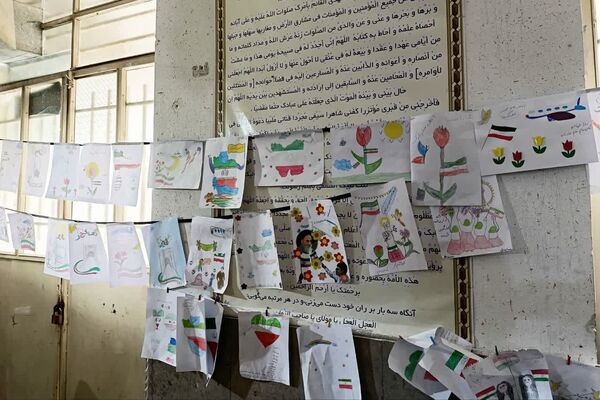 مراسم دهه فجر و برگزاری نمایشگاه دست‌سازهای دانش‌آموزی در دبستان شیخ کلینی