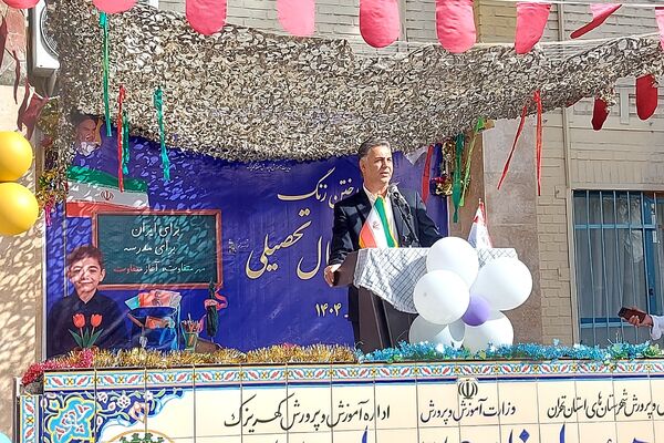 نواختن زنگ بازگشایی مدارس در دبستان علی بن ابیطالب(ع) باقرشهر