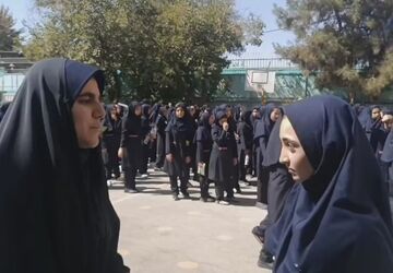 هیجان در اوج مسابقات ورزشی مدرسه شهید مختار افشار منطقه ۱۵ 