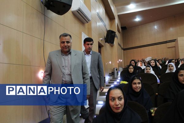 تجلیل از ورزشکاران مدال آور دختر و پسر در نیشابور 