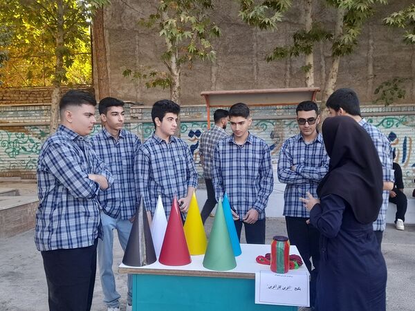 برگزاری کارگاه‌های علمی پژوهش‌سرای خوارزمی در دبیرستان امام جعفر صادق(ع) ناحیه سه کرج 