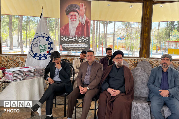 ‌تجلیل از دانش‌آموز خبرنگاران فعال پانا در شب‌های قرار ایستادگی آباده