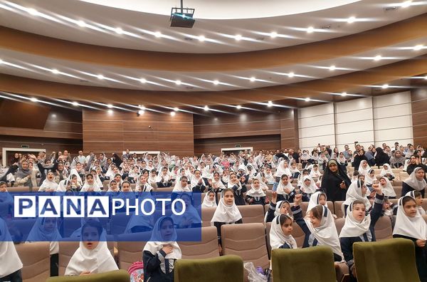 اجتماع 700 نفری پدران و دختران دانش آموز مدرسه علامه طباطبایی منطقه پردیس به مناسبت روز دختر