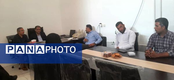نشست مدیر آموزش و پرورش ناحیه یک بندرعباس با بخشدار و دهیاران بخش شمیل