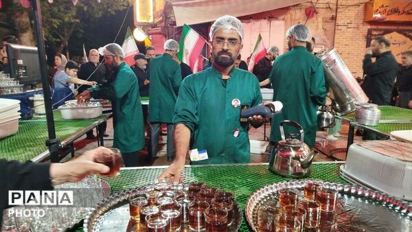 فضای معنوی مسجد جامع نیشابور با برپایی چایخانه حضرت زهرا(س) در رنگ ماتم