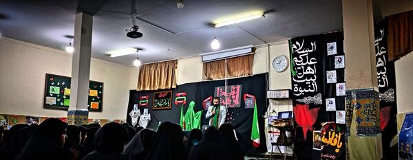 استقبال دانش‌آموزان دبیرستان شهید برقعی 2 قم از یک لاله فاطمی