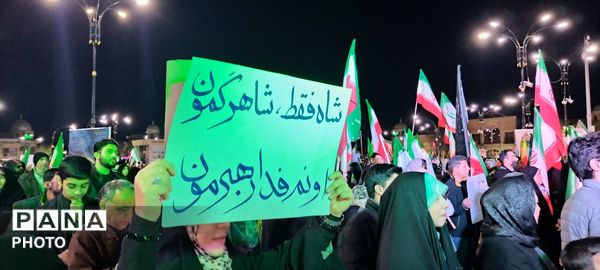 یک تجمع شلوغ با جواد قارایی