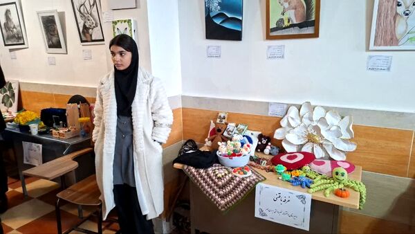 نمایشگاه دست سازه‌های دانش‌آموزی دبیرستان دخترانه ایران مهر اهر