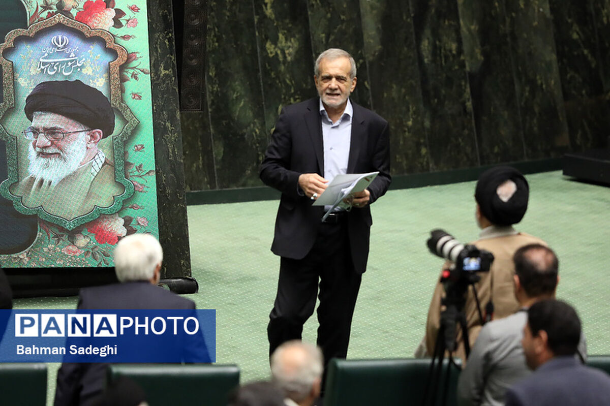 رئیس‌جمهور برای دفاع از «عبدالناصر همتی» در مجلس حضور یافت

