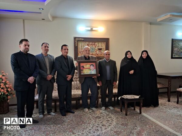دیدار مدیر آموزش و پرورش ناحیه پنج مشهد با برادر شهید خیرزاده