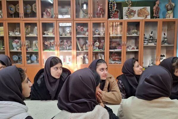 دانش‌آموزان دبیرستان ساره در پژوهشسرای فرهنگ مهارت‌های علمی را تجربه کردند