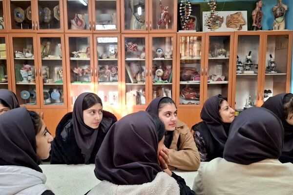 دانش‌آموزان دبیرستان ساره در پژوهشسرای فرهنگ مهارت‌های علمی را تجربه کردند