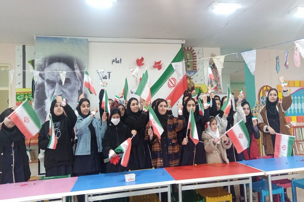 بازدید دانش‌آموزان دبیرستان عفت از کانون پرورش فکر کودکان و نوجوانان پارس‌آباد