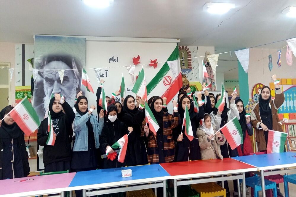 بازدید دانش‌آموزان دبیرستان عفت از کانون پرورش فکر کودکان و نوجوانان پارس‌آباد