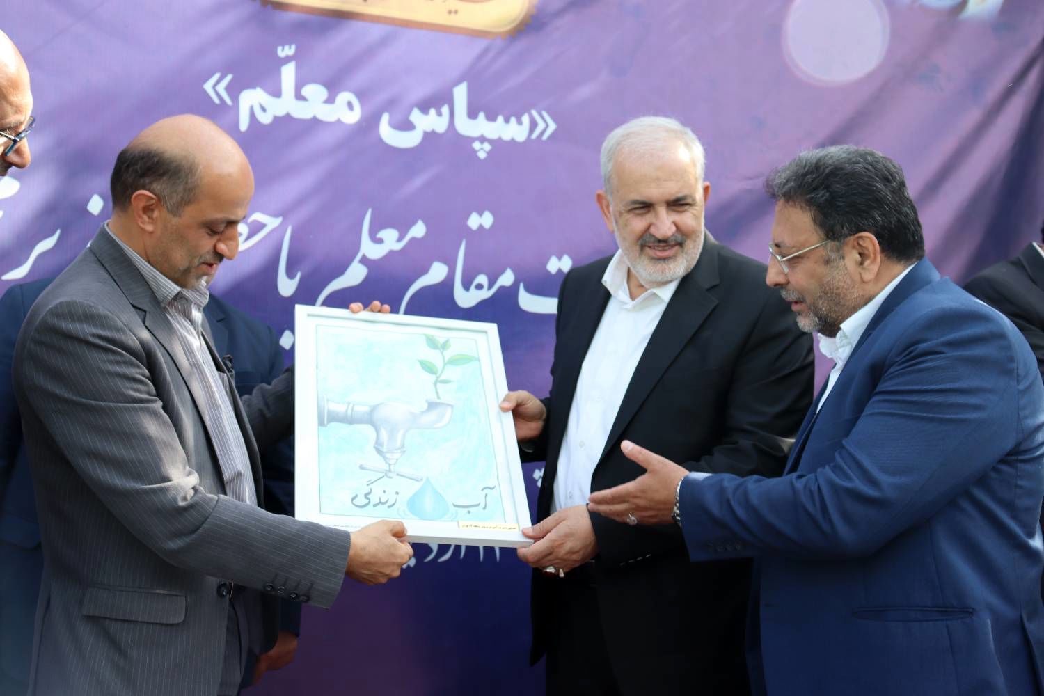 زنگ سپاس معلم در هنرستان احمدی روشن منطقه ۱۴ تهران با حضور وزیر نیرو نواخته شد