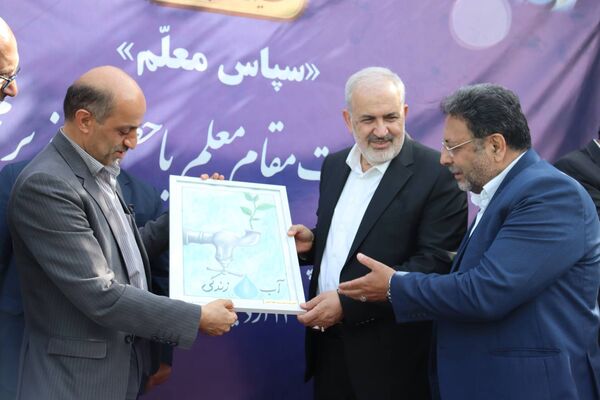 زنگ سپاس معلم در هنرستان احمدی روشن منطقه ۱۴ تهران با حضور وزیر نیرو نواخته شد