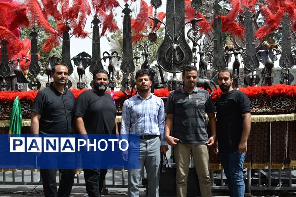 پرچم‌های عزا بر فراز حرم امام رضا(ع)